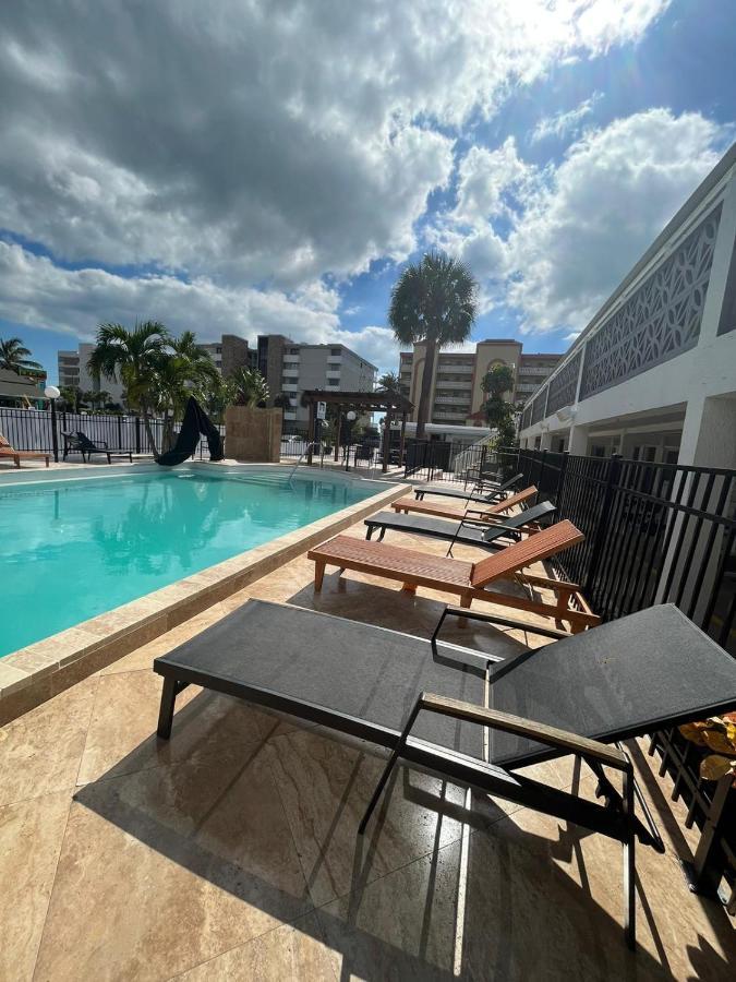 Holiday Isles Resort Madeira Beach Exteriör bild