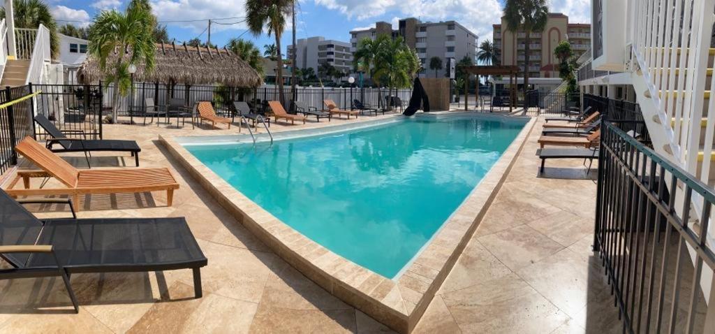 Holiday Isles Resort Madeira Beach Exteriör bild
