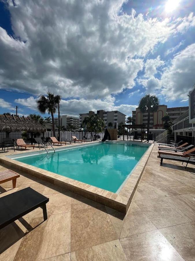 Holiday Isles Resort Madeira Beach Exteriör bild